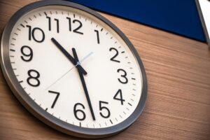 タクシー運転手の勤務時間を徹底解説｜日勤・夜勤・隔日勤務の違い