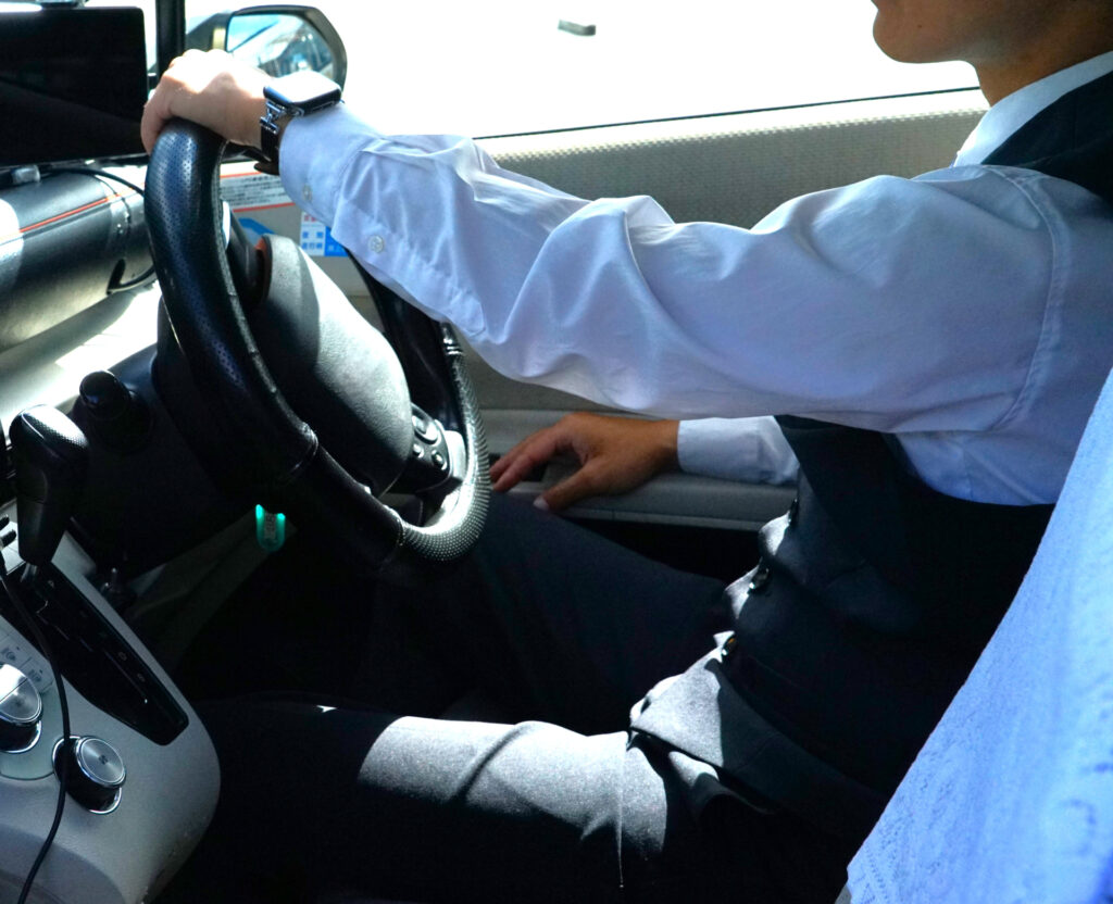 タクシー運転手の服装を徹底解説｜タクシー運転手は私服？制服？のアイキャッチ