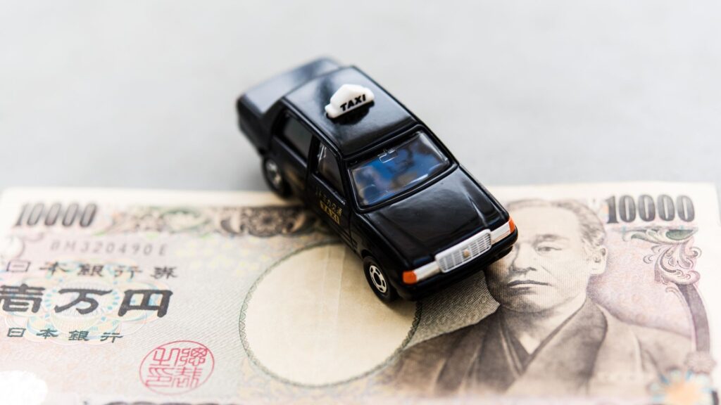 タクシー料金計算の仕組みをわかりやすく解説｜距離・時間・深夜割増・ルートによる運賃の違いとアプリ活用術